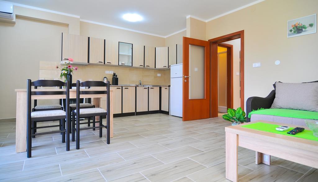 Apartments Mira Тиват Екстериор снимка