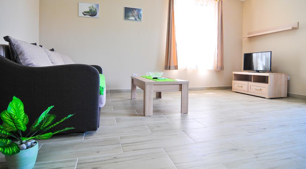 Apartments Mira Тиват Екстериор снимка